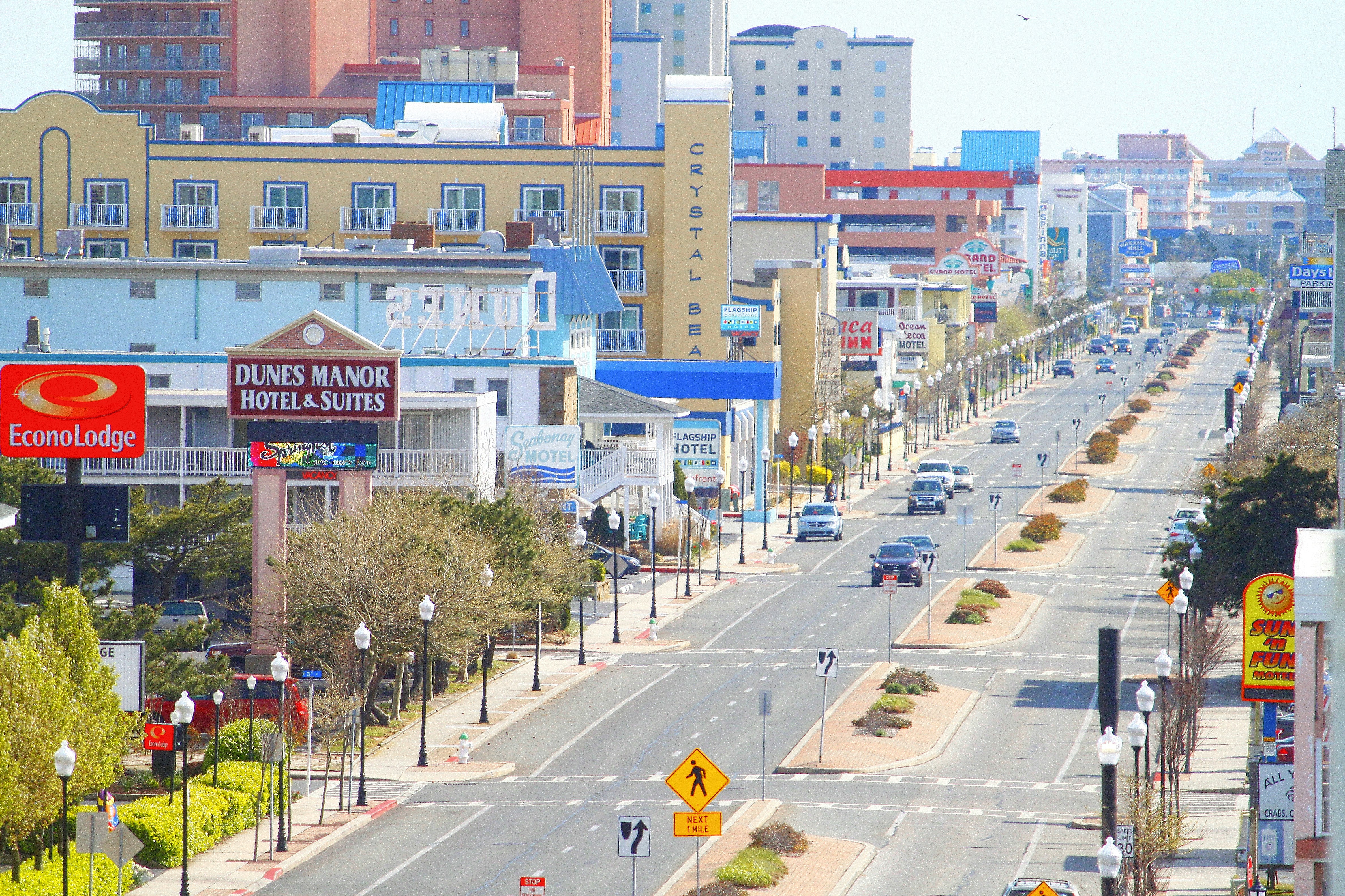 a city street filled with lots of traffic next to tall buildings
