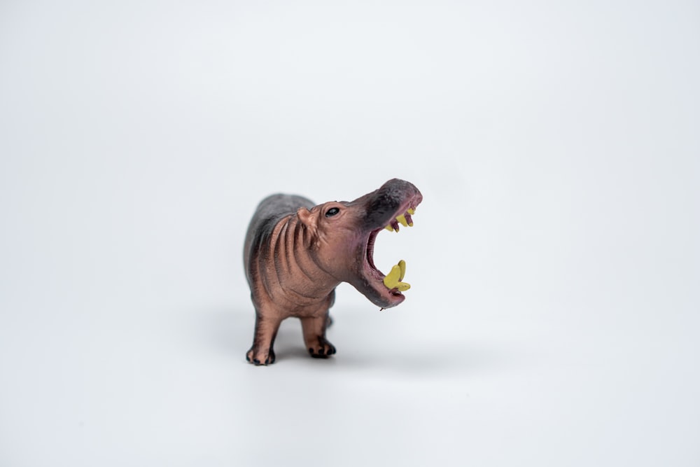 un hippopotame jouet avec la bouche ouverte