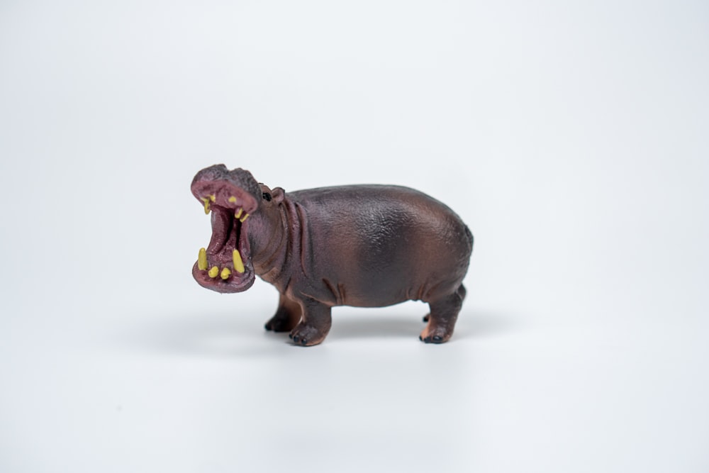 um hipopótamo de brinquedo com a boca aberta