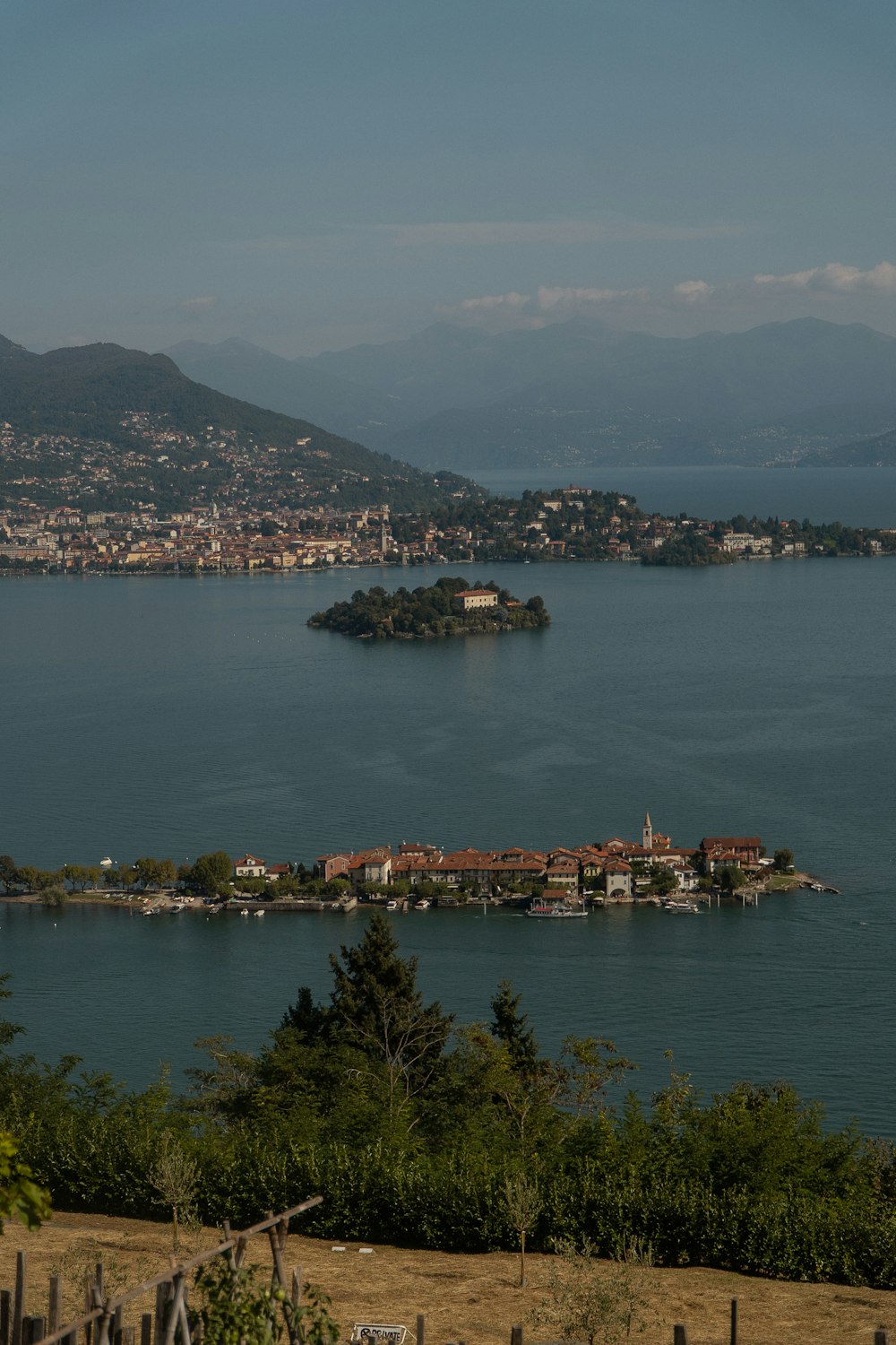 Una piccola isola nel mezzo di un grande specchio d'acqua