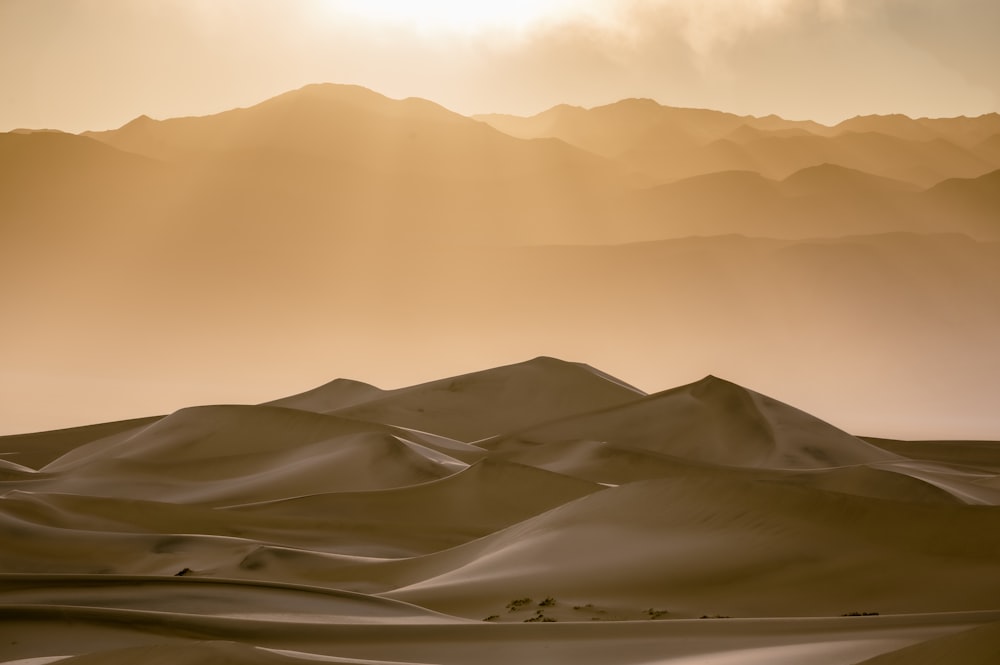 El sol brilla sobre las montañas en el desierto