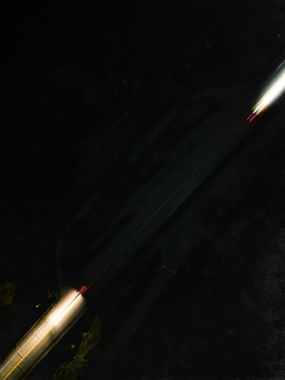 Dos cohetes vuelan a través del cielo oscuro