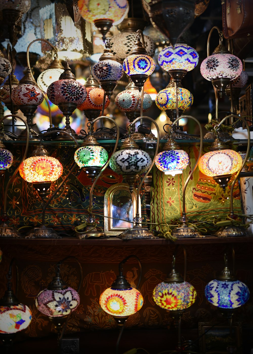 a bunch of lights that are on a shelf