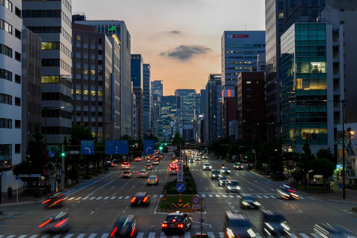 札幌市區幹道傍晚的車流