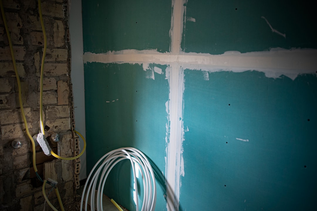 a wall that has some wires attached to it, artículos de construcción de viviendas