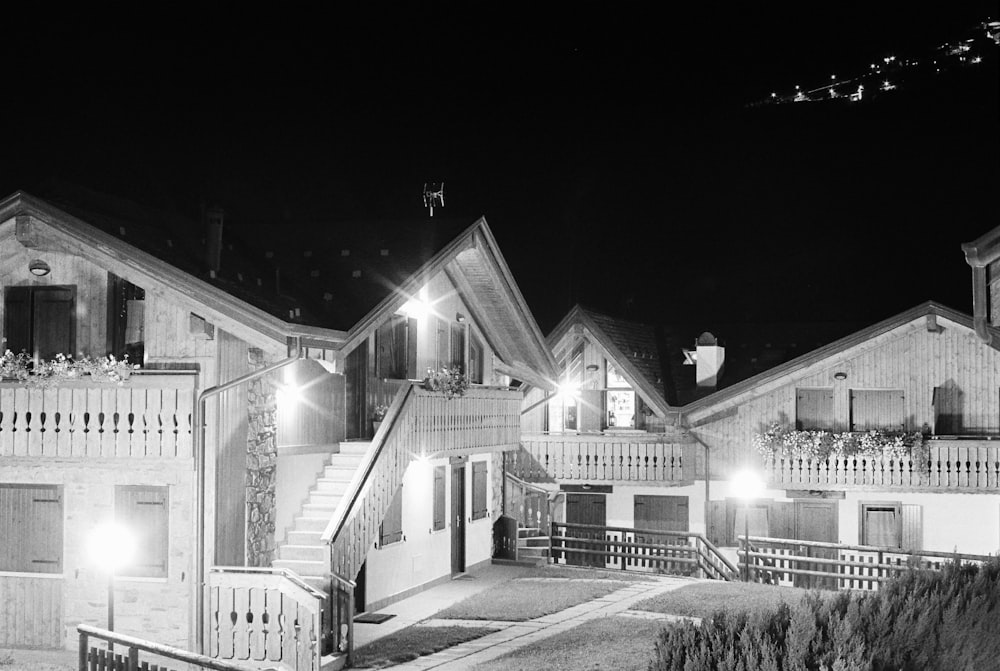 Una foto en blanco y negro de una casa por la noche