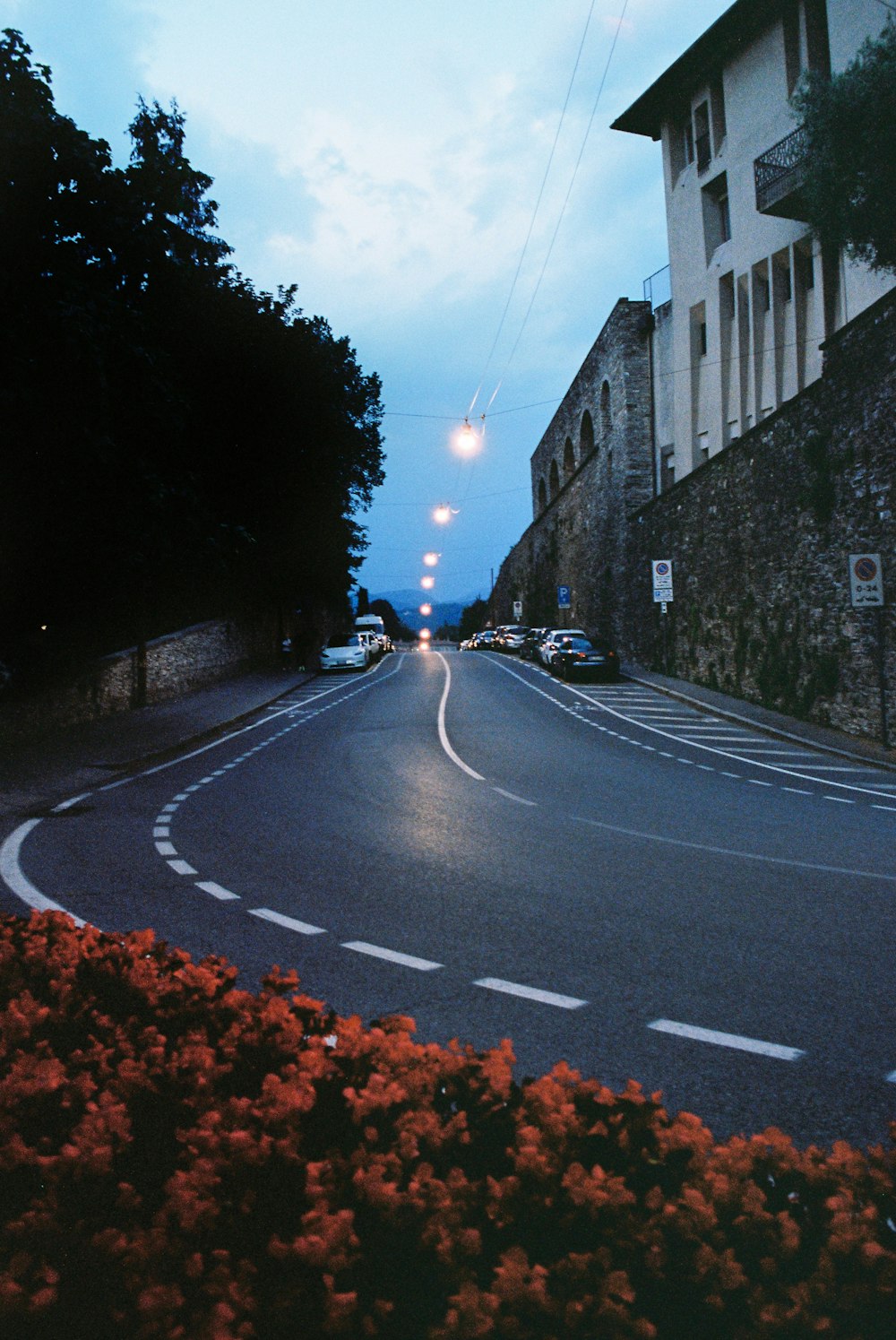 a street with a curve in the middle of it