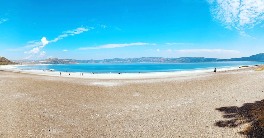 Una spiaggia di sabbia con uno specchio d'acqua sullo sfondo