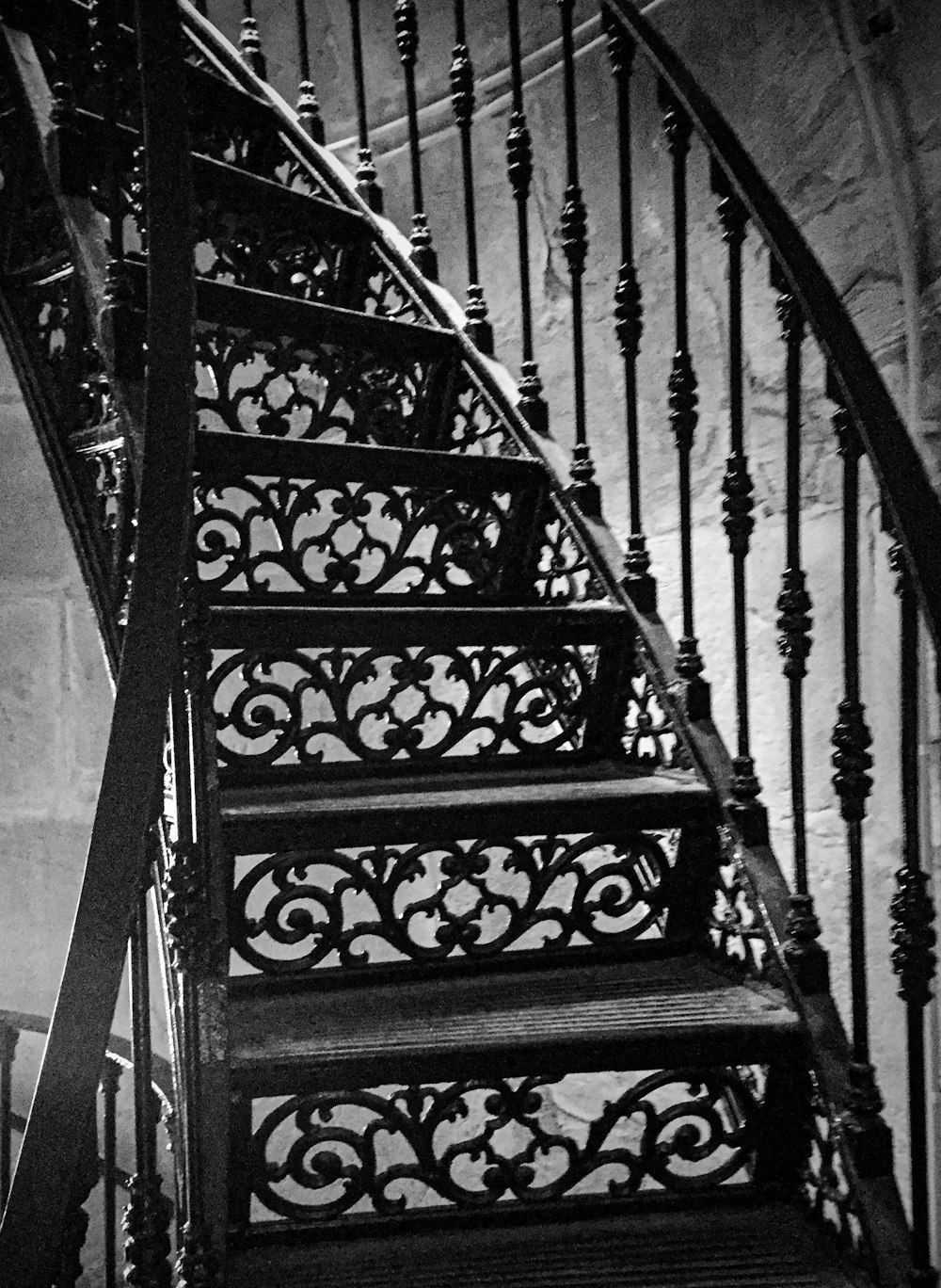uma foto em preto e branco de um conjunto de escadas