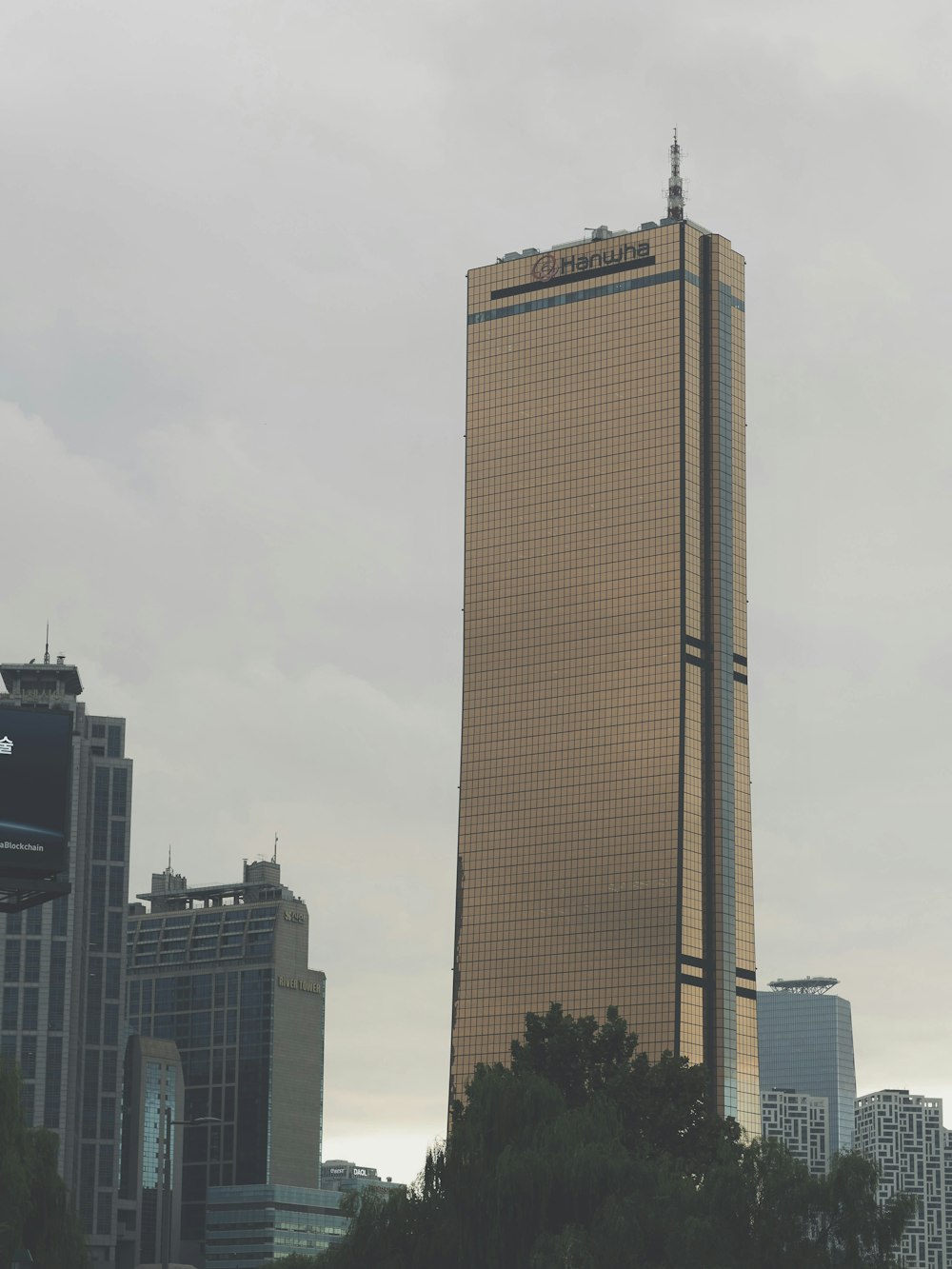 Un edificio muy alto en medio de una ciudad