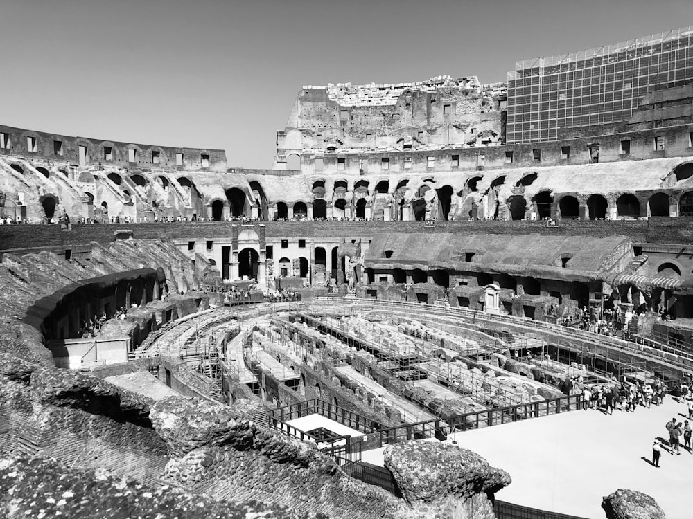 Una foto en blanco y negro del interior de un edificio