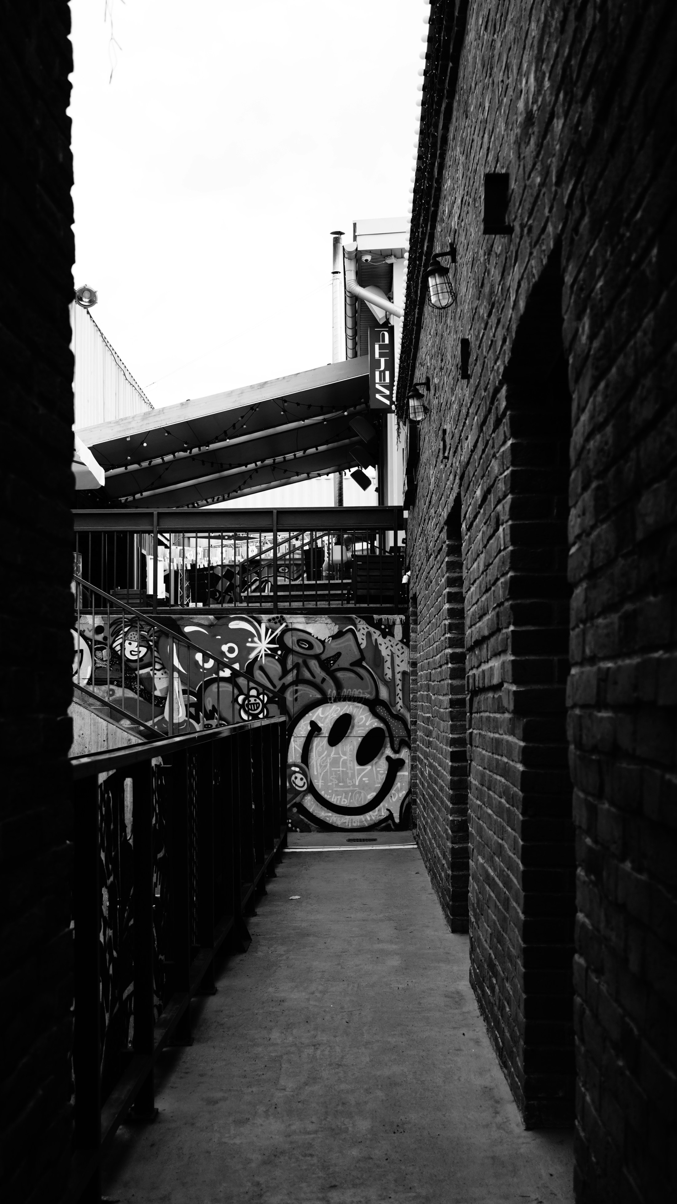 Ein Schwarz-Weiß-Foto von Graffiti auf einer Ziegelmauer