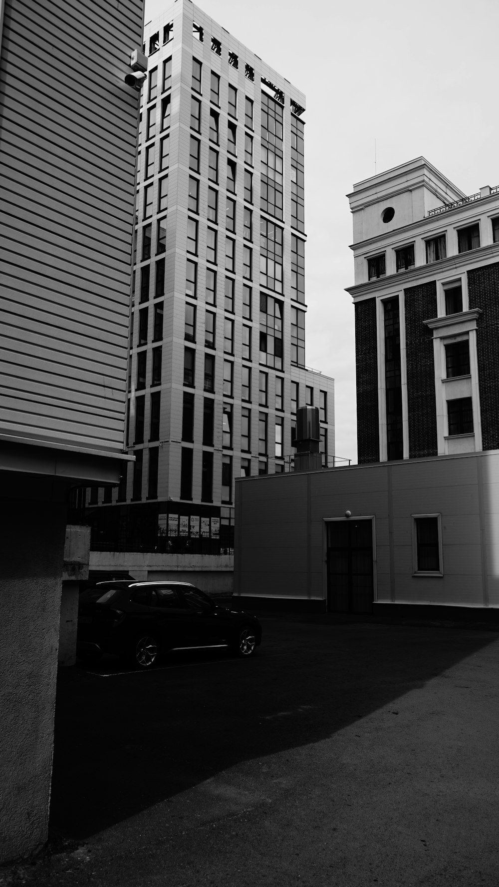 a black and white photo of some buildings