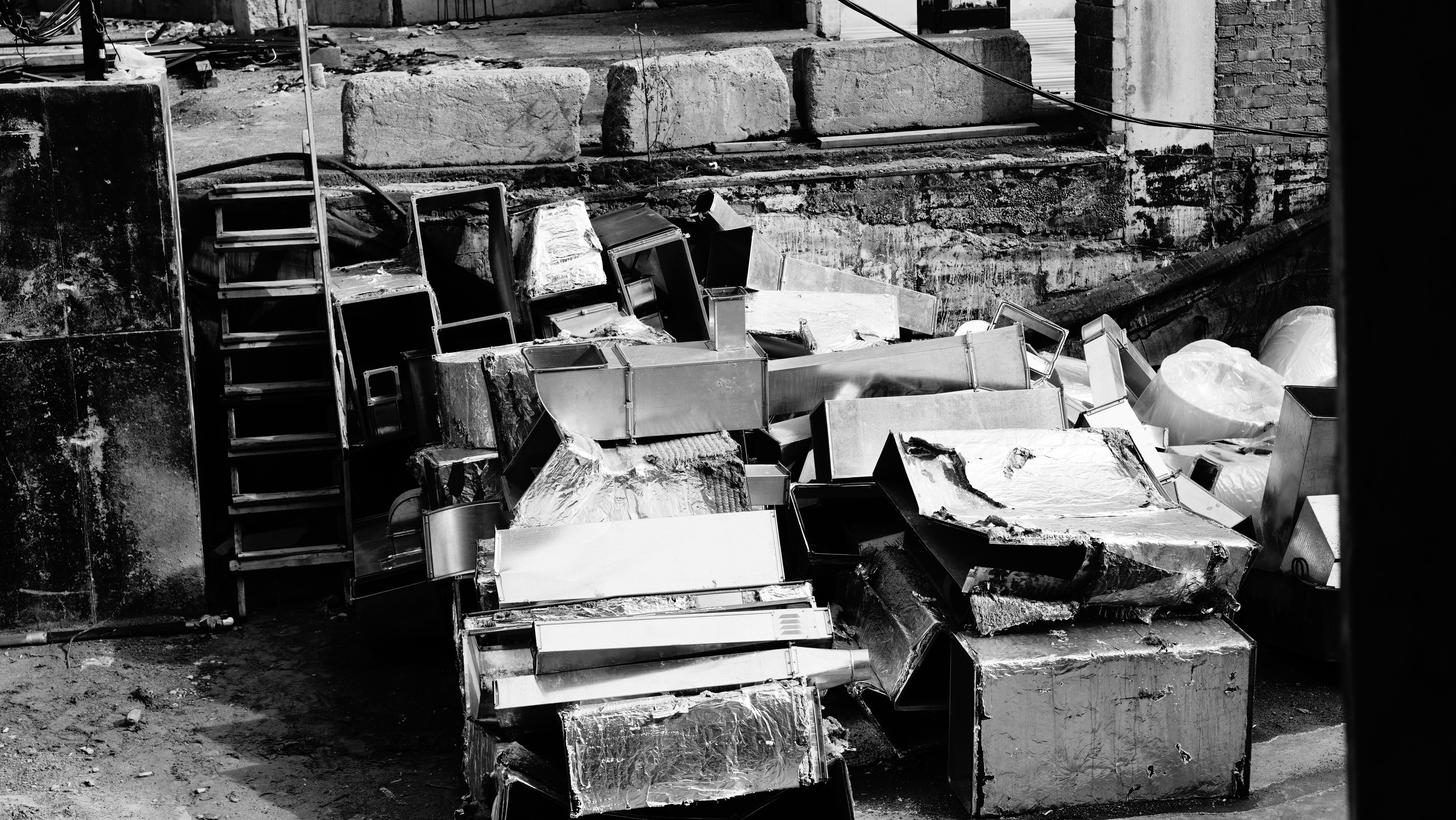 Una foto en blanco y negro de un montón de basura