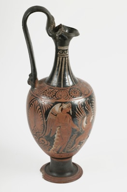 An ancient Greek vase depicting Linos of Thrace.