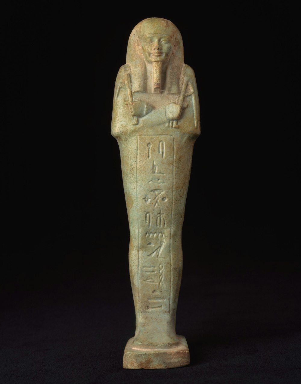 a statue of an egyptian pharaoh