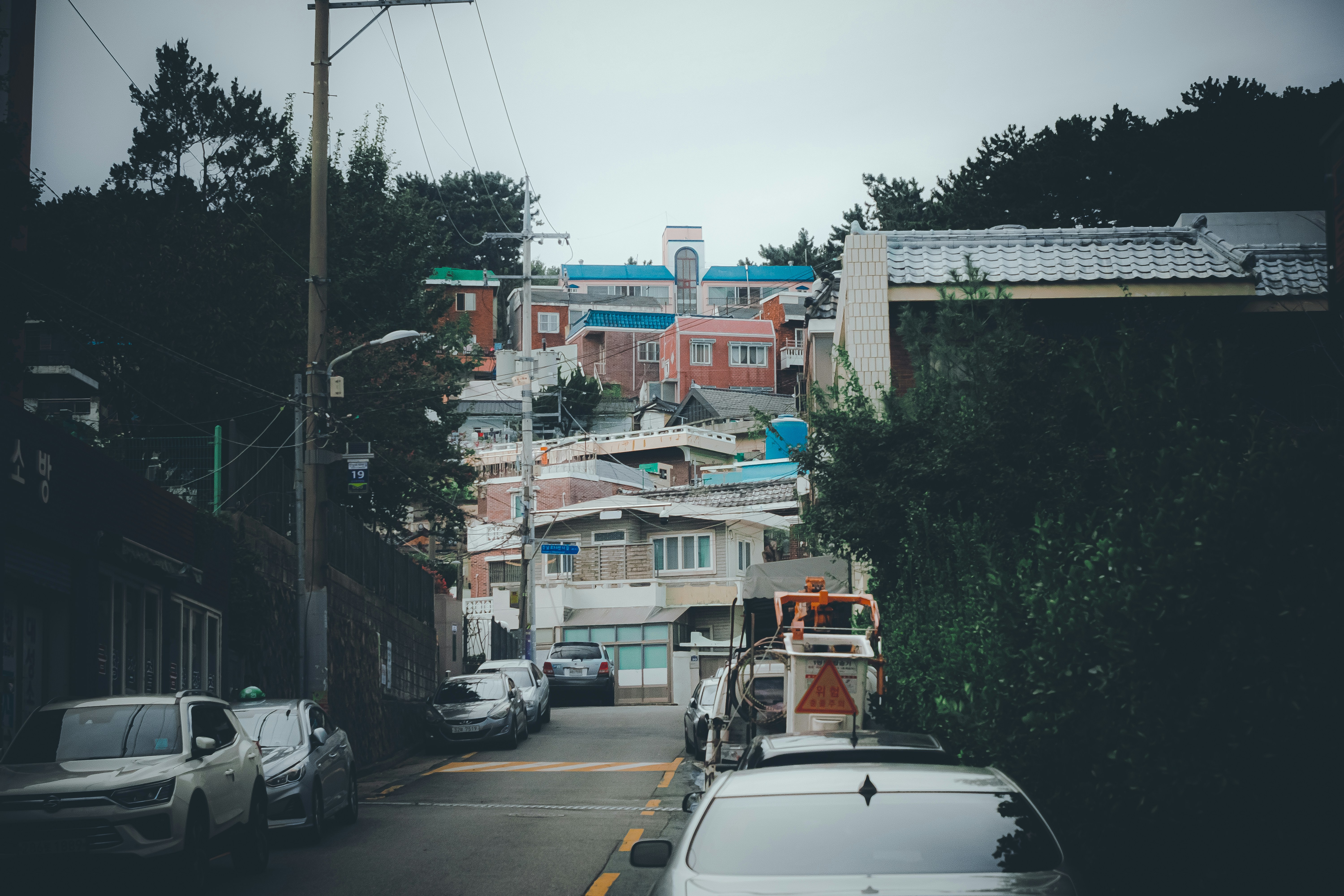 高層ビルの隣にある交通量の多い街の通り