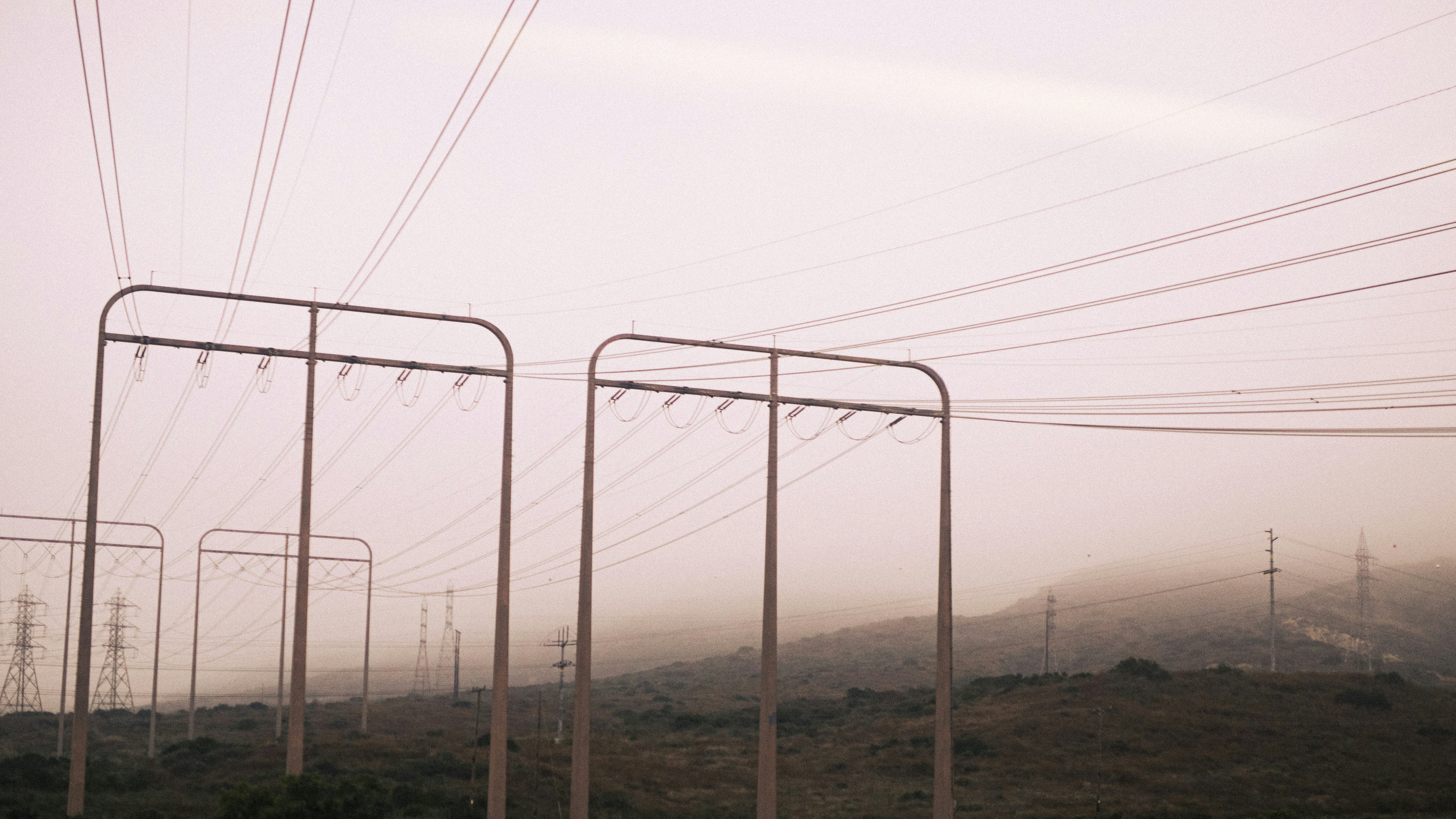 um grupo de linhas de energia em um dia de nevoeiro