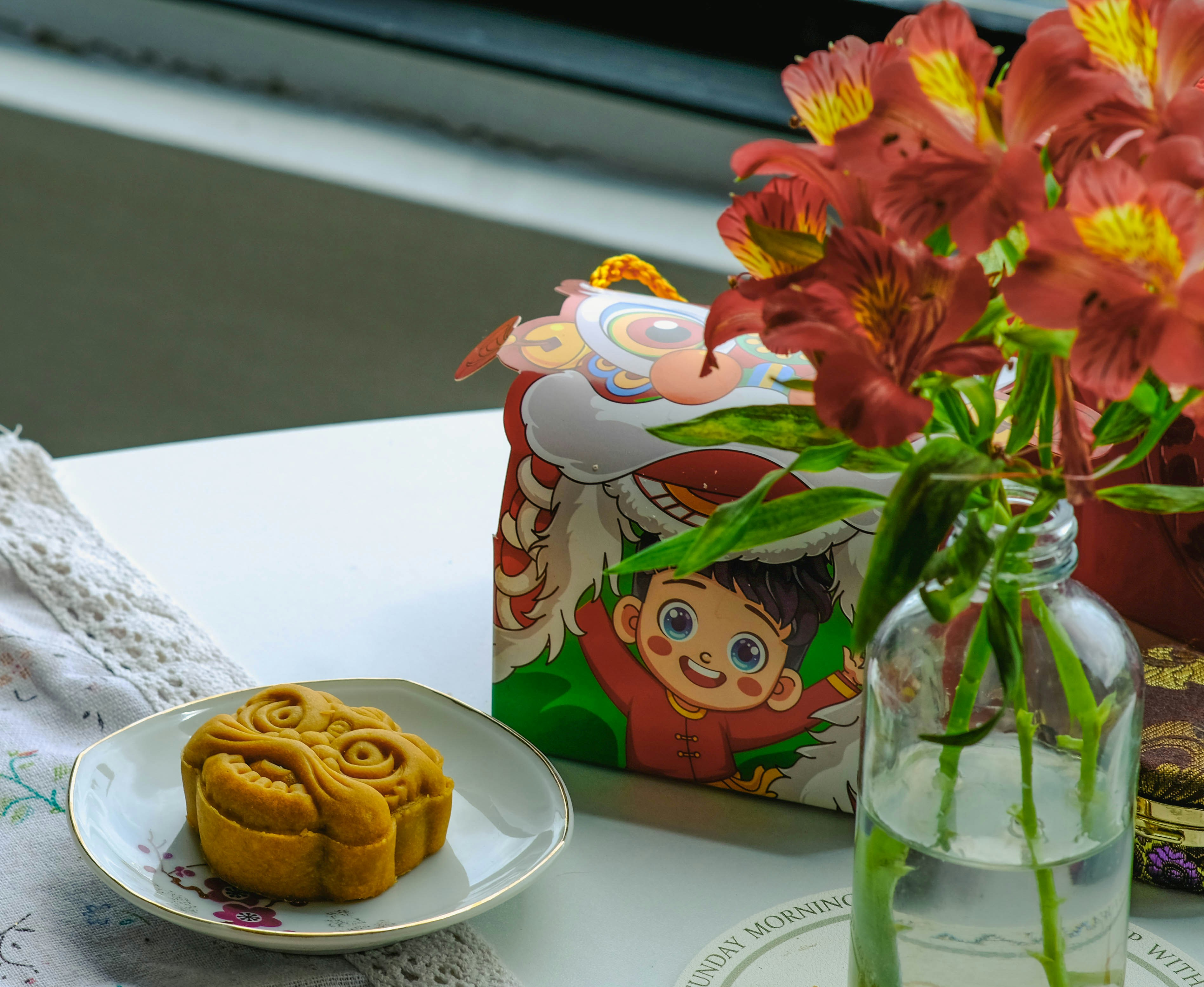 une assiette de nourriture et un vase de fleurs sur une table