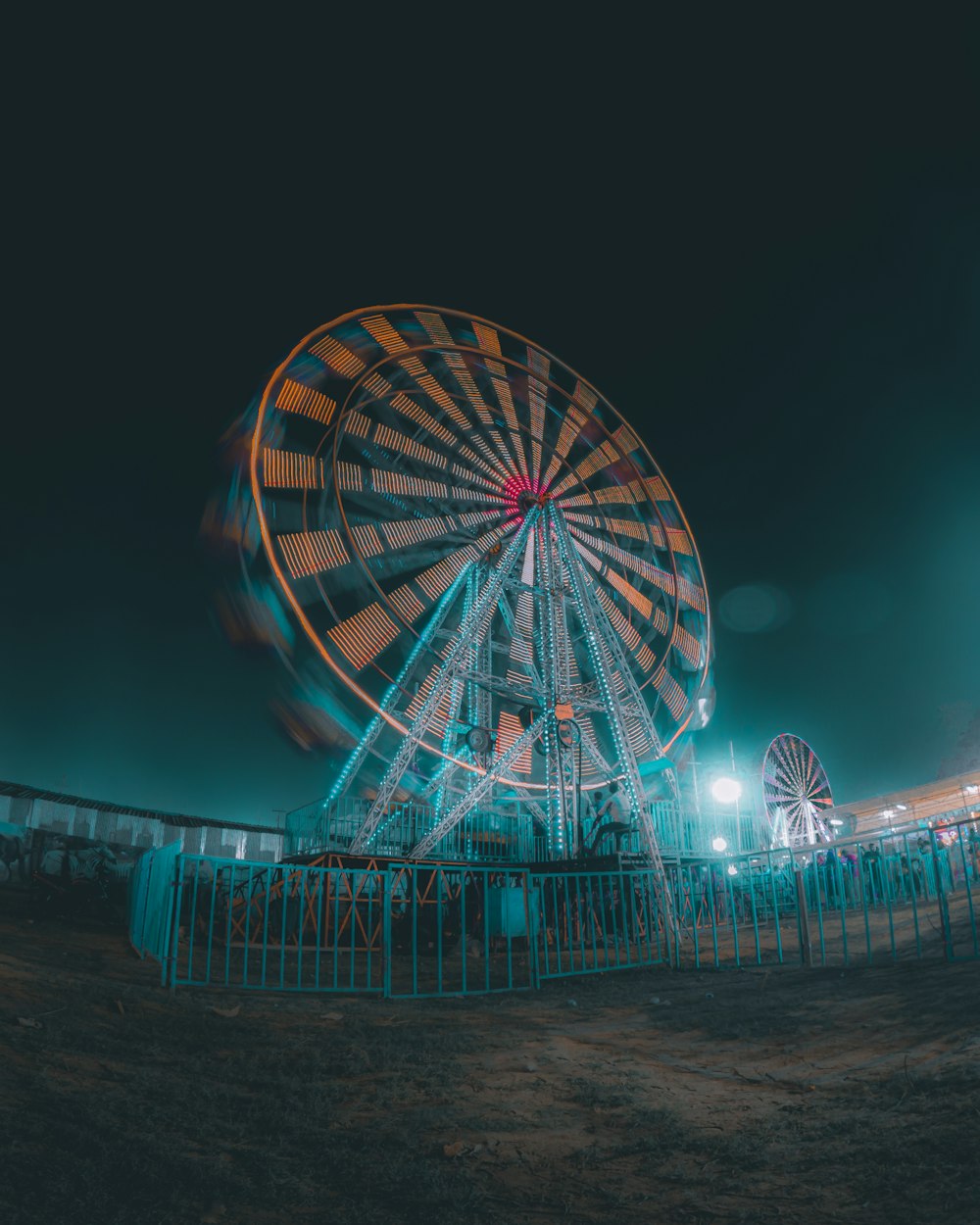 Une grande roue dans un parc de carnaval la nuit