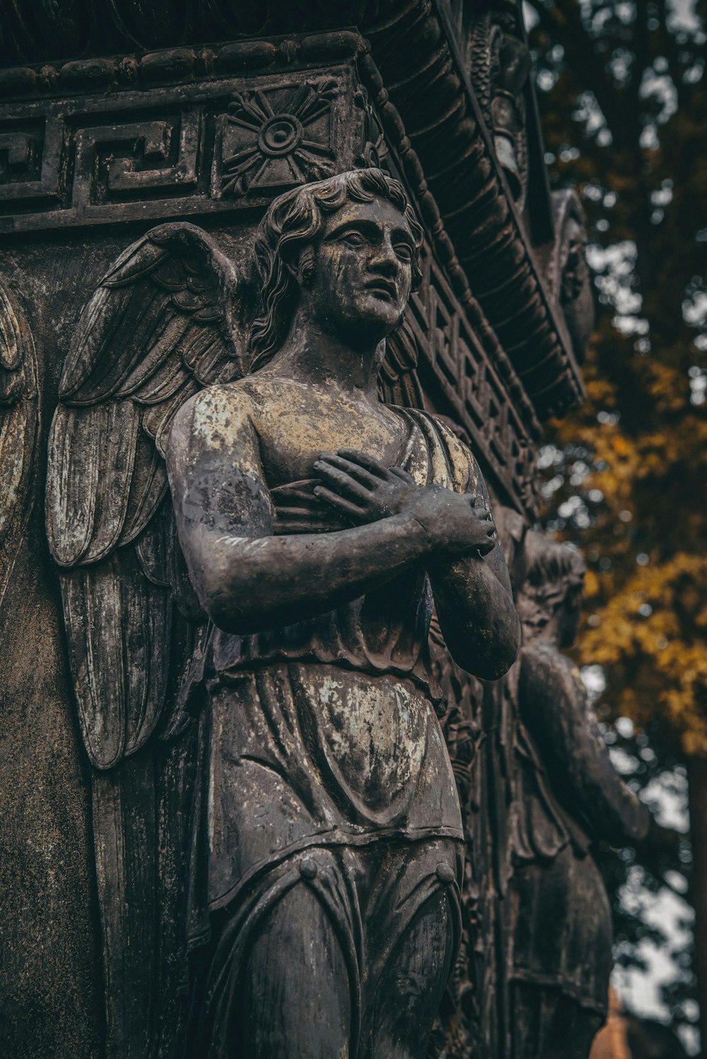 Una estatua de un ángel sosteniendo a un niño