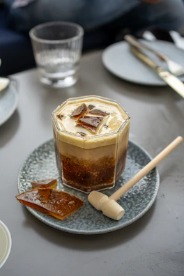 Artisan Honig-Handwerksbier poured into a glass with honeycomb pieces on the side.