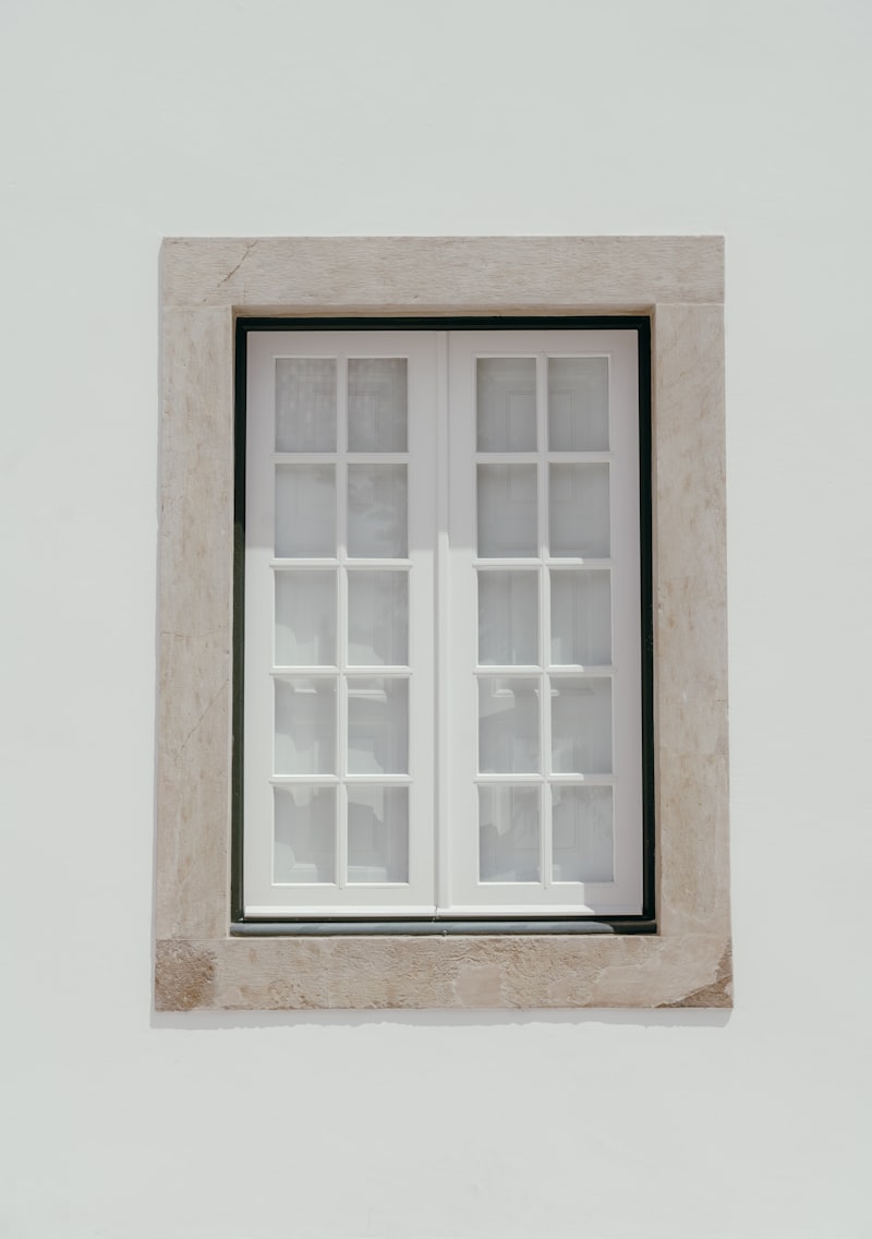 Raam met wit frame en strak contrast