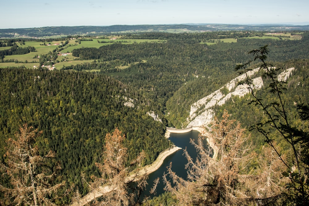 une vue d’une vallée traversée par une rivière