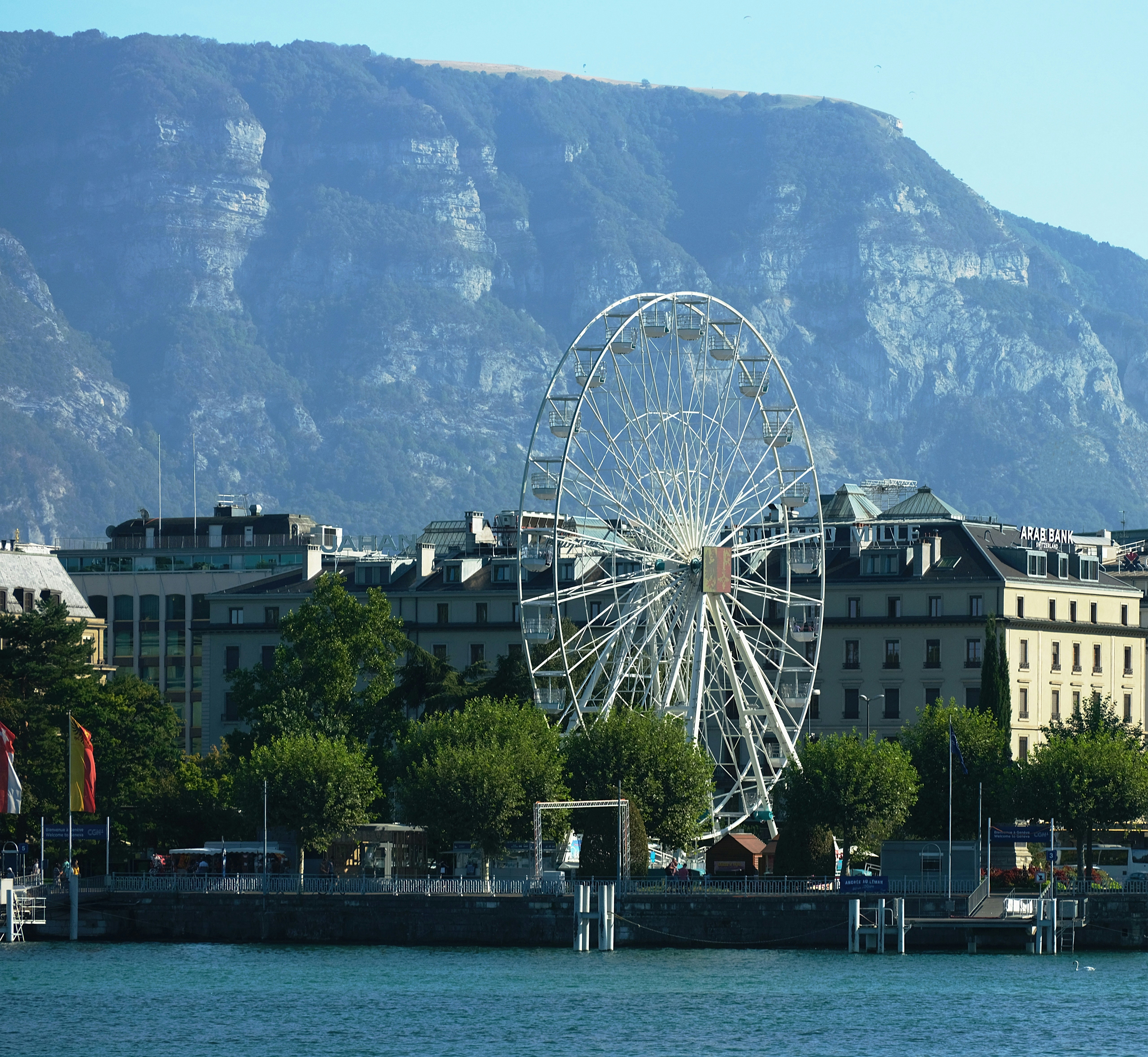 Ein großes Riesenrad, das mitten in einem See sitzt