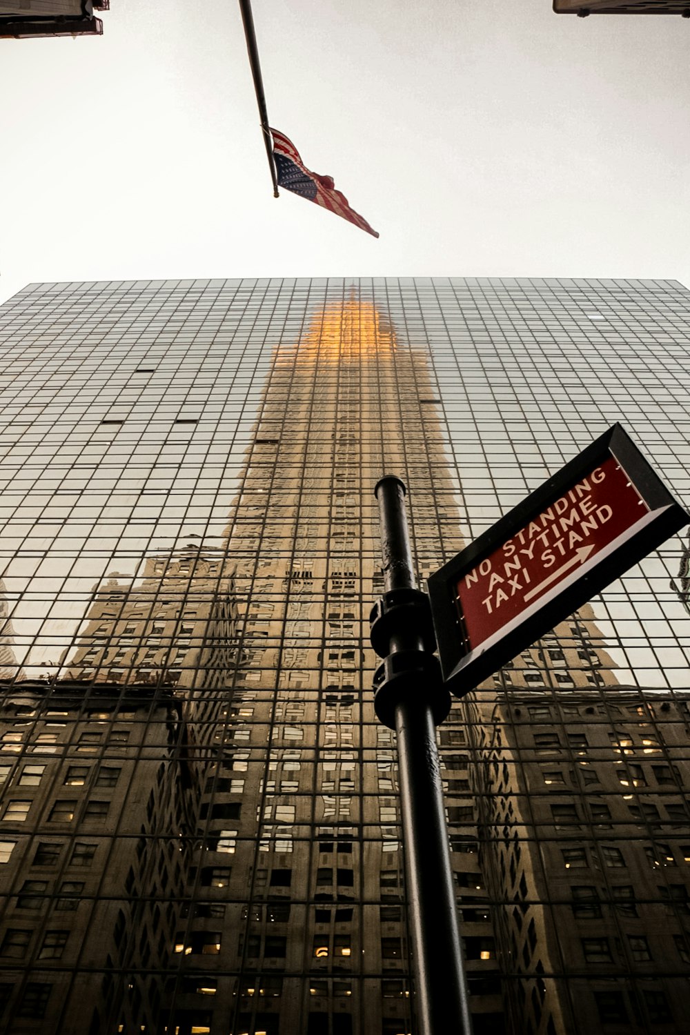 un panneau de signalisation devant un grand immeuble