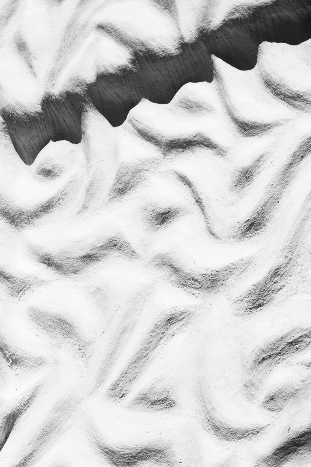 Ein Schwarz-Weiß-Foto eines Wellenmusters