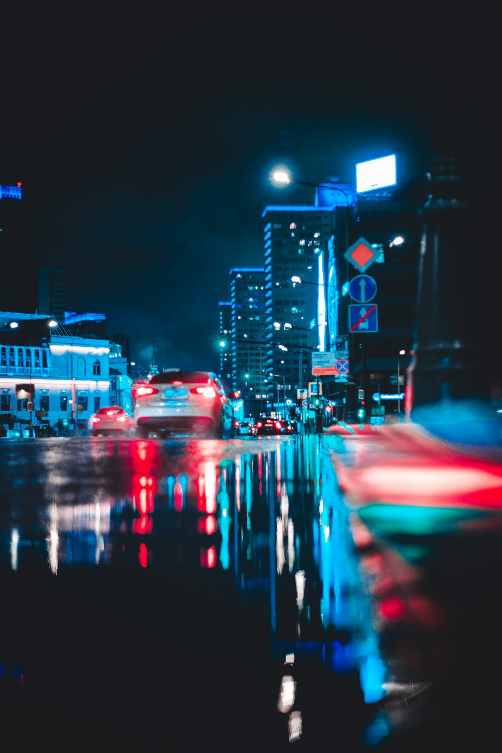 a city street filled with lots of traffic at night