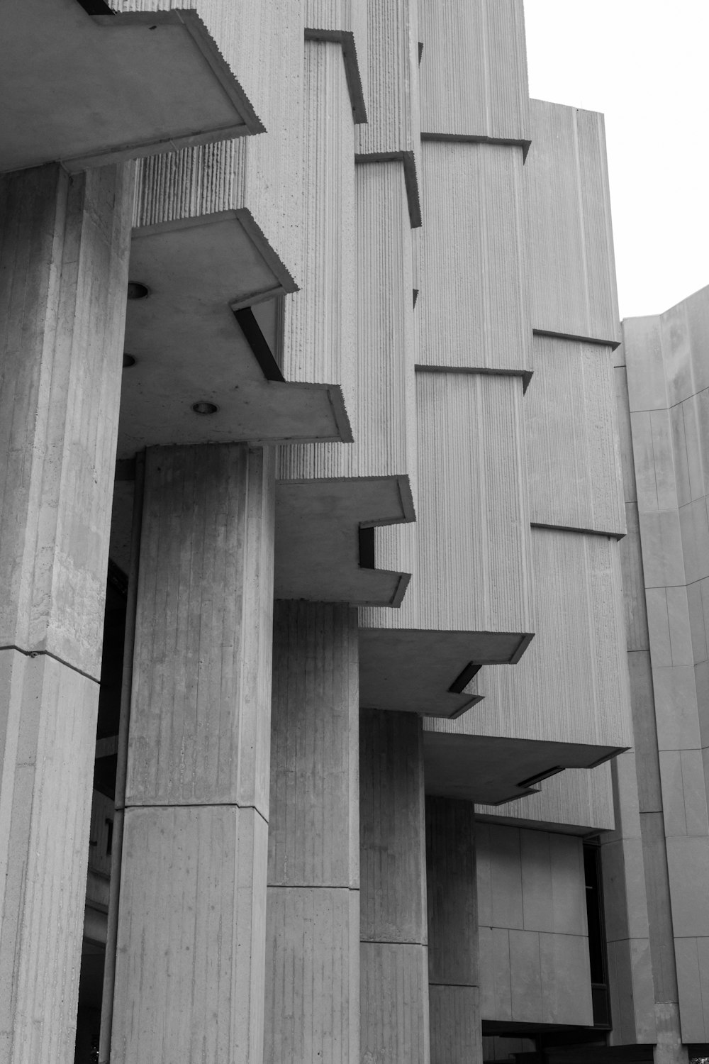 a black and white photo of a building