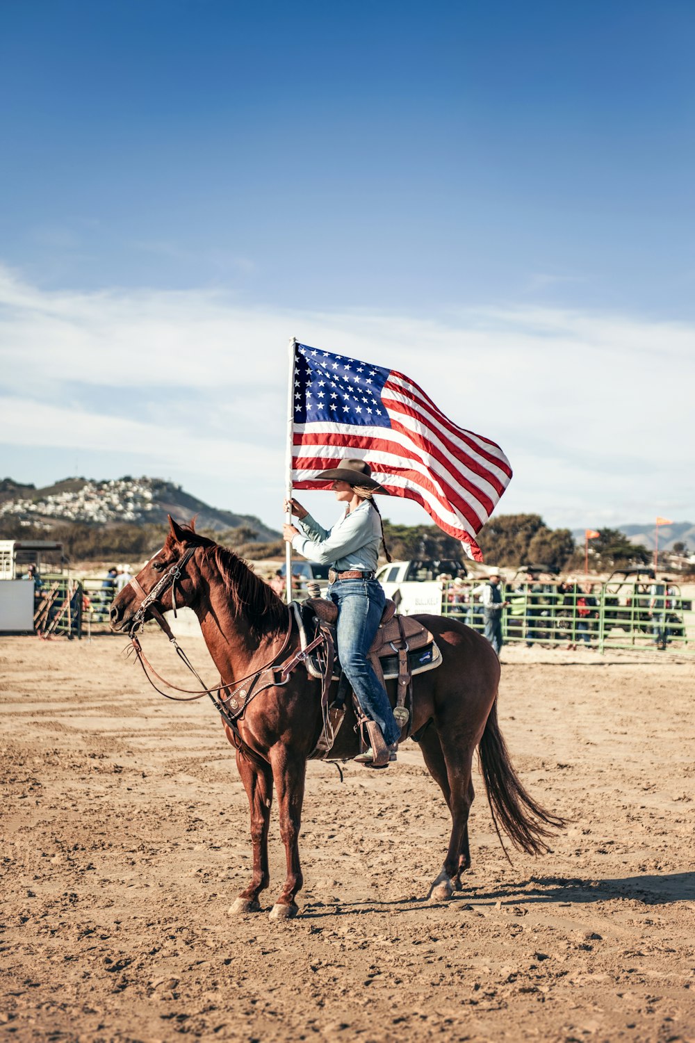 um homem montado em um cavalo segurando uma bandeira