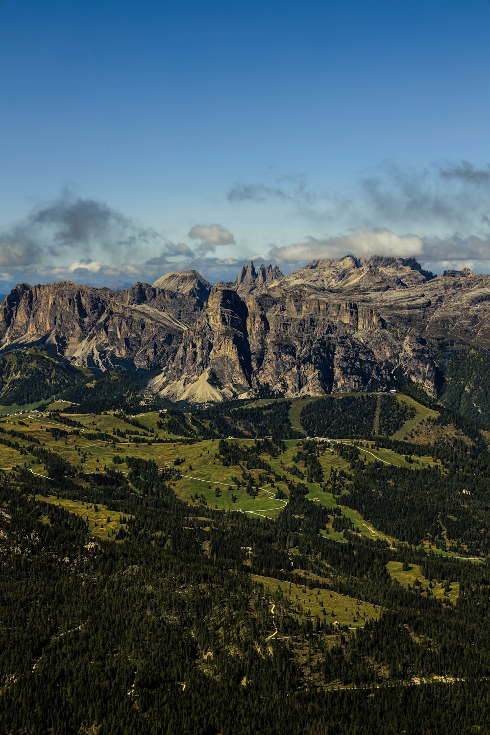 una vista di una catena montuosa da un punto di vista elevato