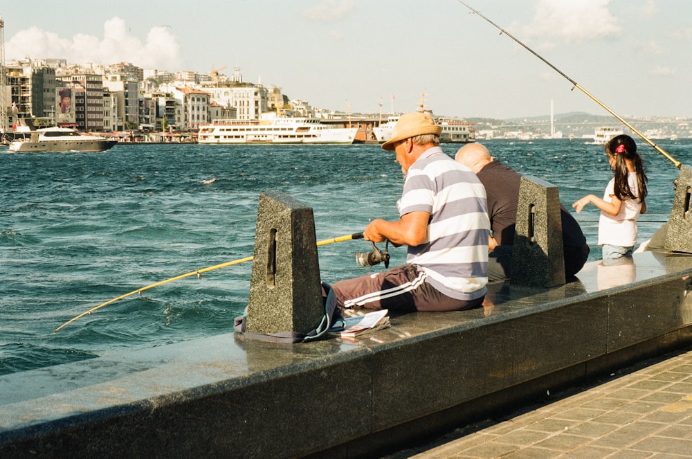 A man and a little girl fishing on a pier photo – Free İstanbul