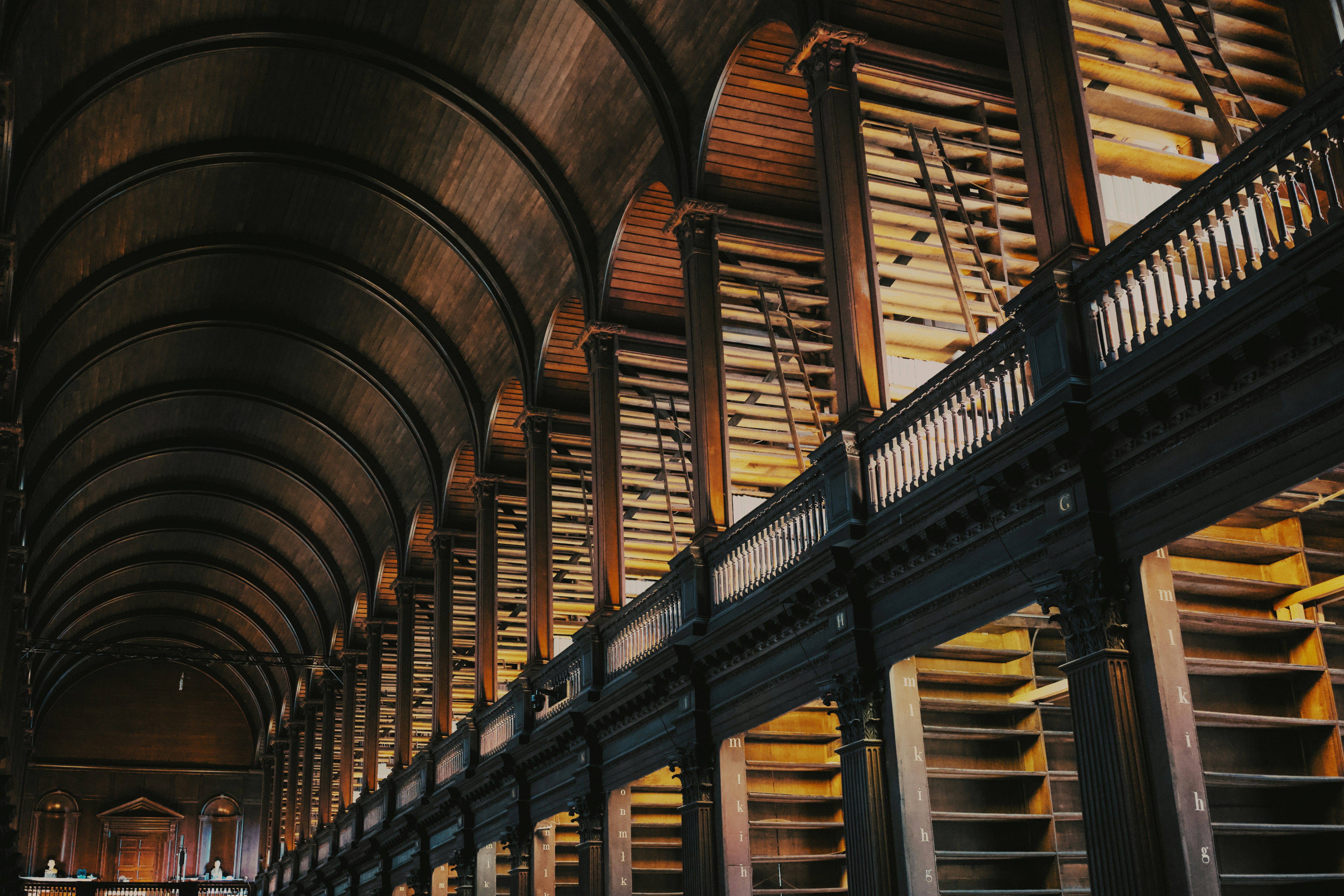 Une grande bibliothèque remplie de nombreux livres