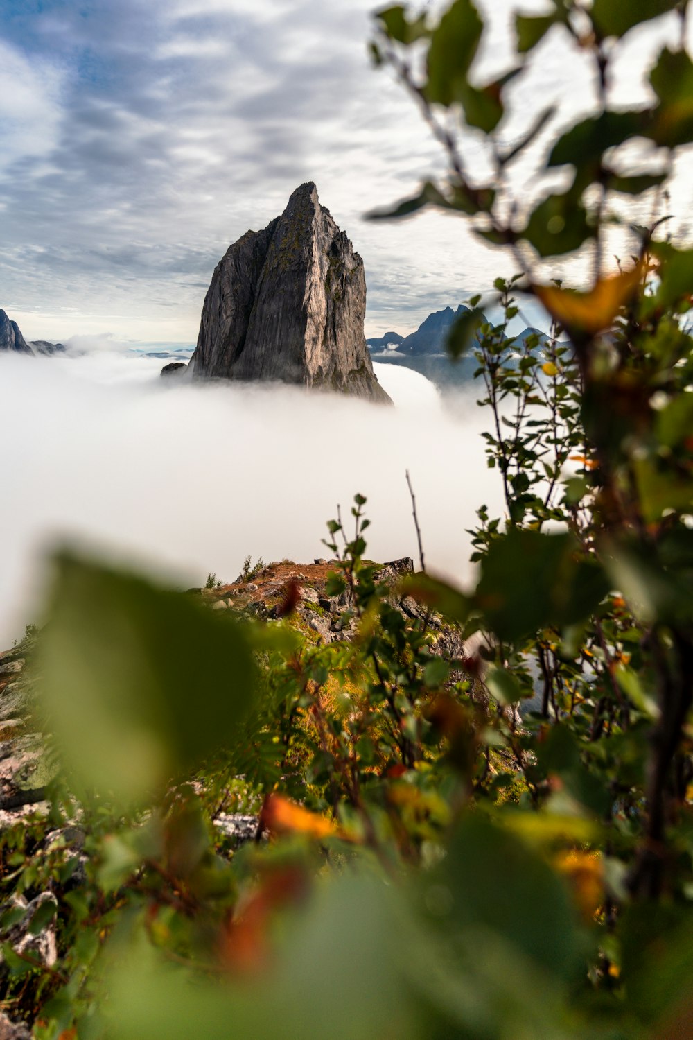 Una vista de una montaña en las nubes