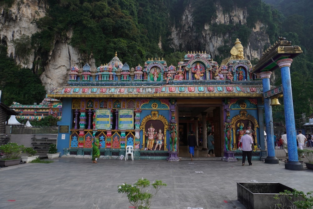 Un templo pintado de colores frente a una montaña