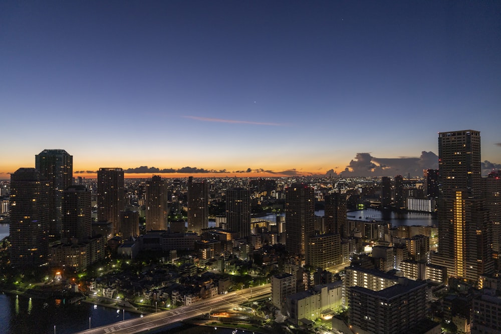 Una vista de una ciudad por la noche desde lo alto de un edificio