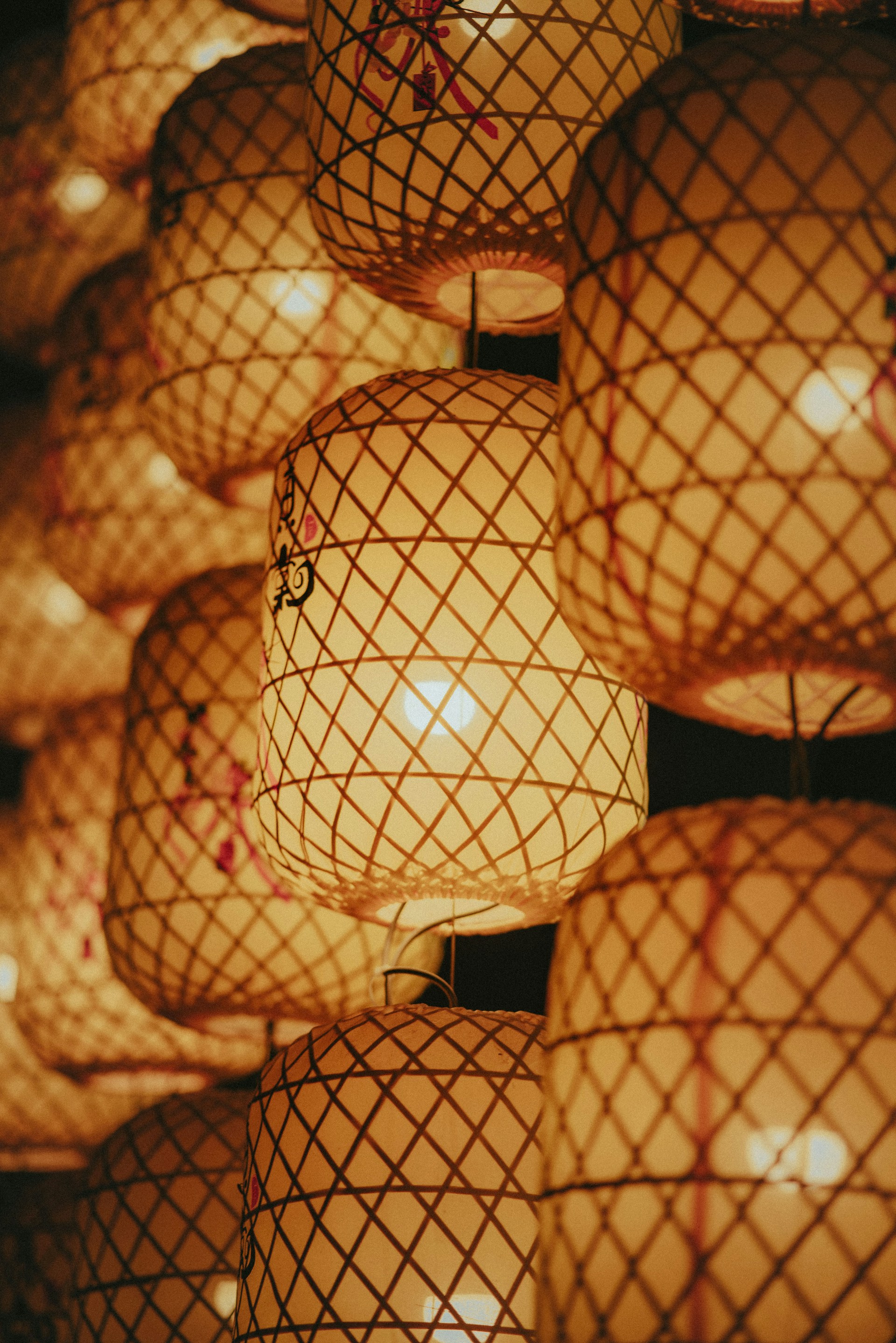 a bunch of lights that are hanging from a ceiling