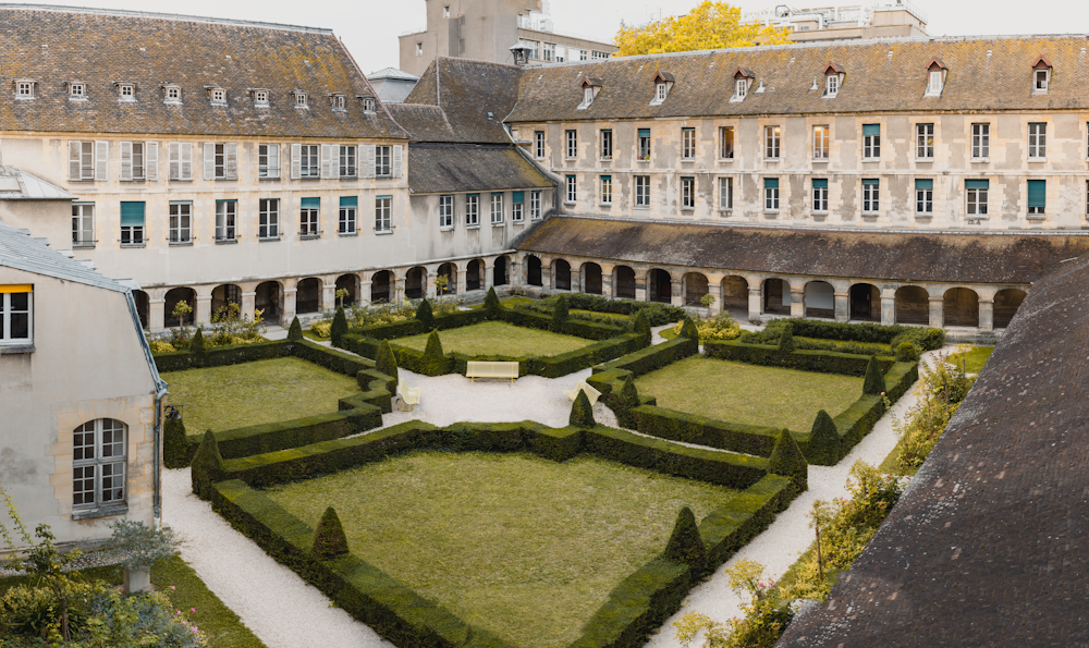 a view of a courtyard from the top of a building