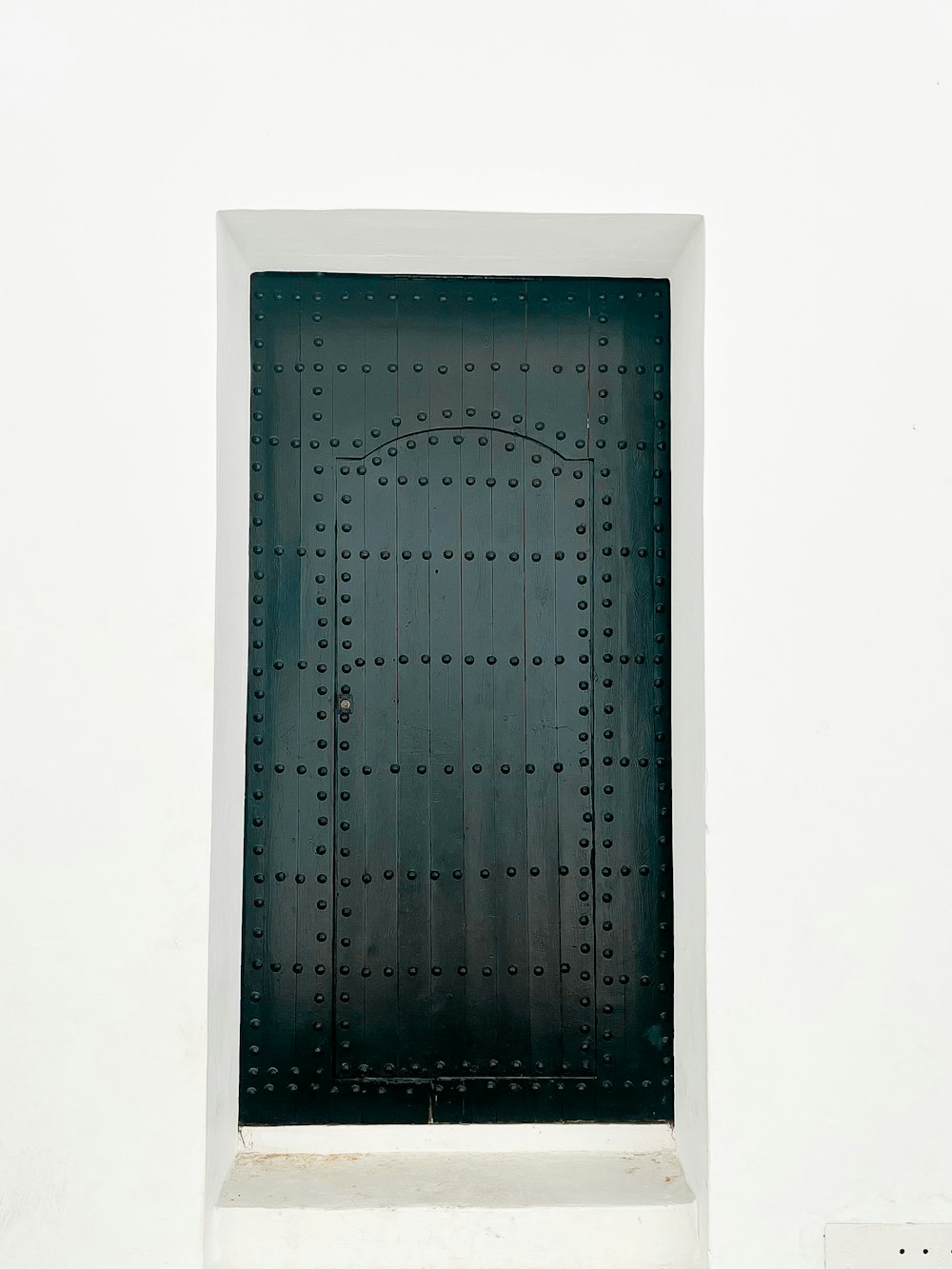 Una foto in bianco e nero di una porta di metallo