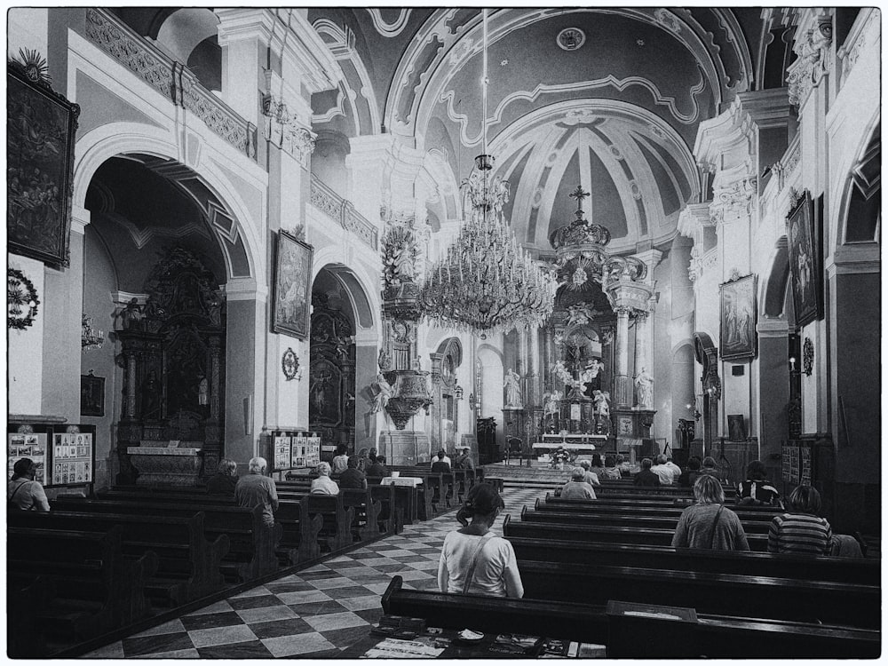 교회에 있는 사람들의 흑백 사진