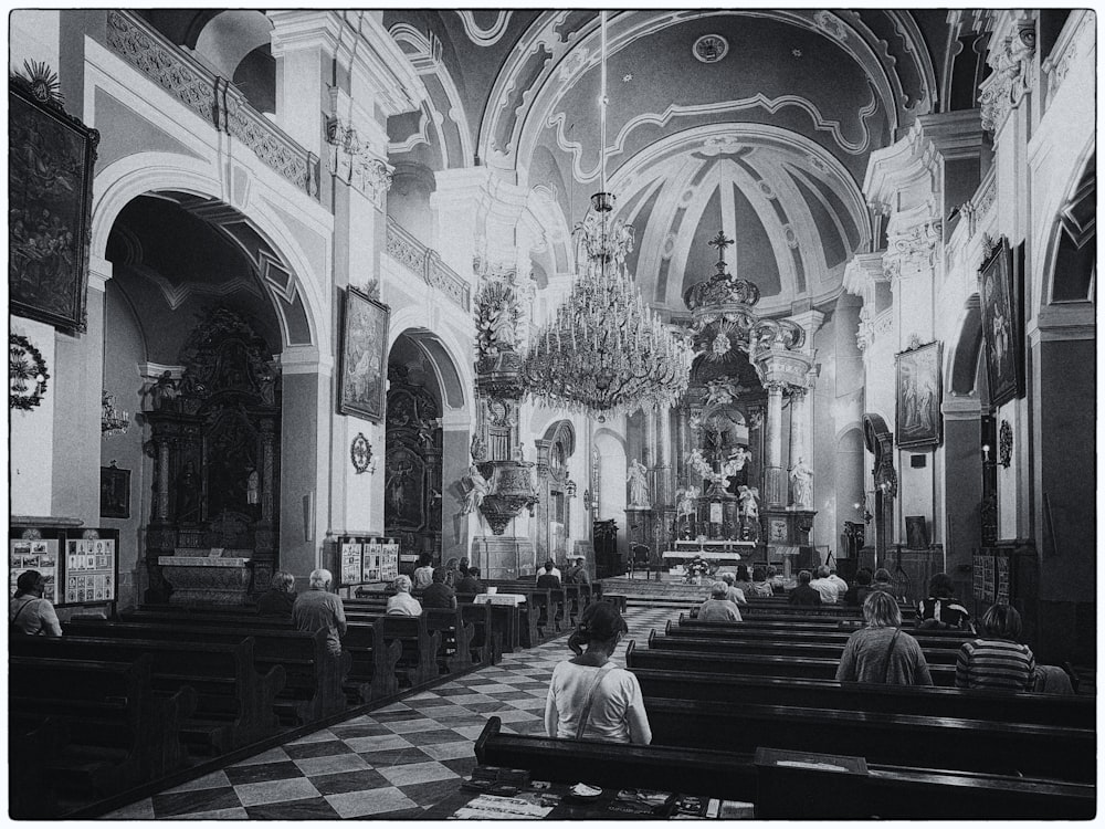 uma foto em preto e branco de pessoas em uma igreja