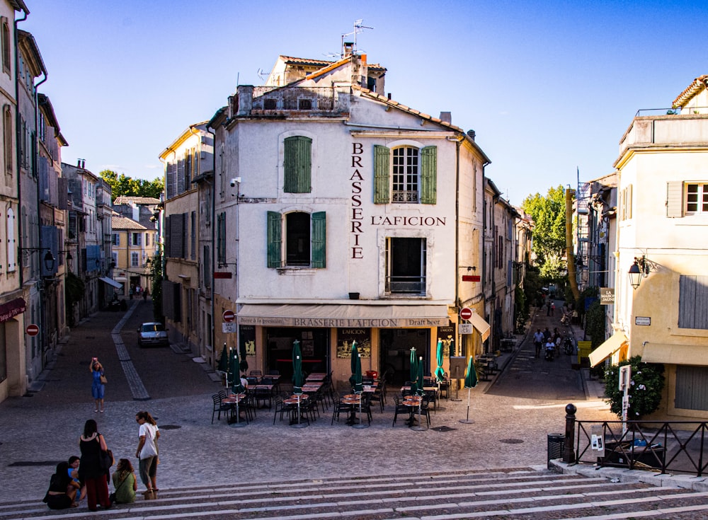 Un gruppo di persone che camminano lungo una strada accanto a edifici alti