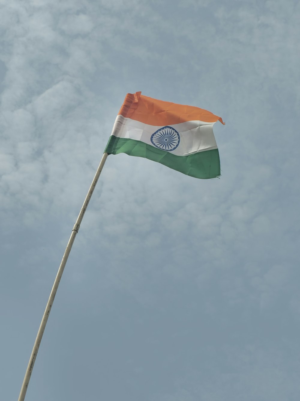 La bandera india ondea alto en el cielo