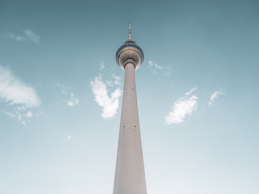 Una alta torre blanca con un fondo de cielo