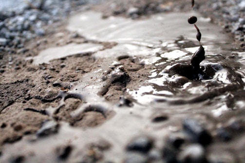 Video thumbnail showcasing mudding and taping techniques.