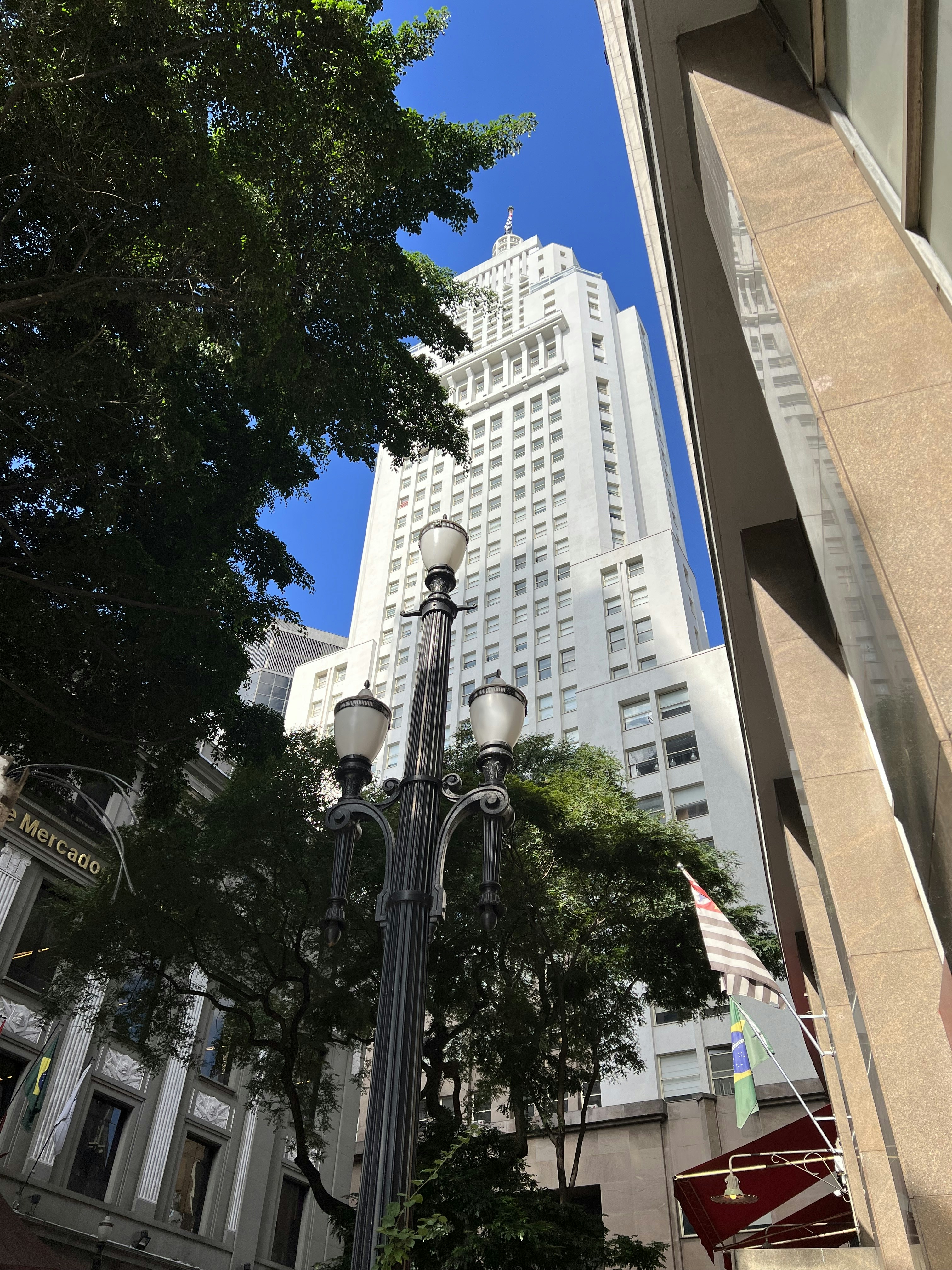 高層ビルの前の街灯